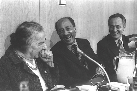 Anwar Sadate avec les députés Golda Meïr et Shimon Peres à la Knesset, 21 novembre 1977