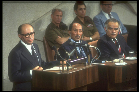Le Premier ministre israélien Menahem Begin répondant au President égyptien Anwar Sadate devant la Knesset, 20 nov. 1977