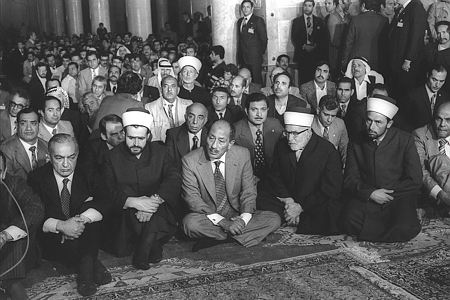 Le président égyptien Anwar Sadate lors d'une prière à la mosquée al-Aqsa de Jérusalem le 10 novembre 1977