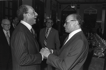 Sadate et Begin partageant une blague à l'hôtel King David le 19 novembre 1977