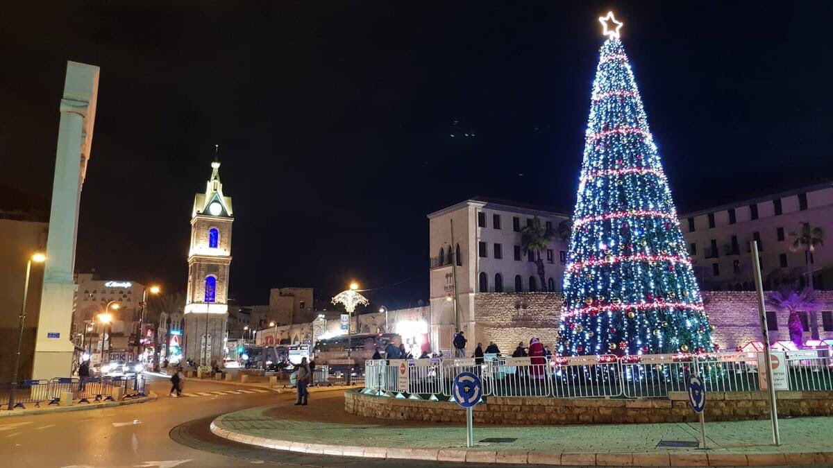 Sapin de Noël géant à Jaffa (Tel-Aviv), place de l'horloge