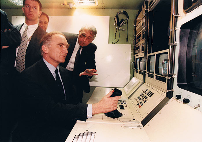 David Harari avec le ministre français de la Défense, Charles Millon, en 1997, lui présentant le système de drone