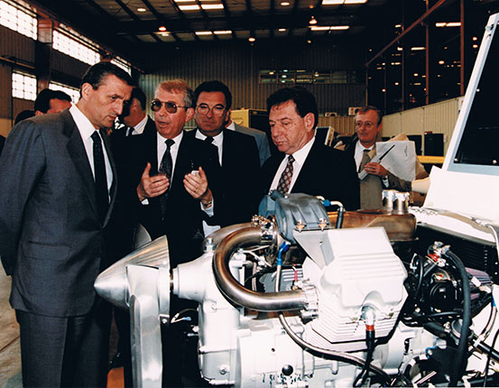 David Harari explique le drone et au ministre français de la Défense, François Léotard, en 1993