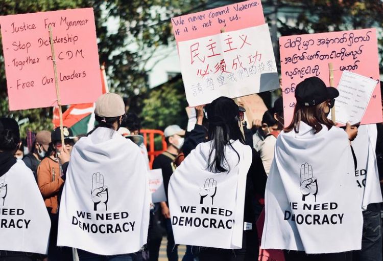 Jeunes manifestants pour la démocratie en Birmanie 