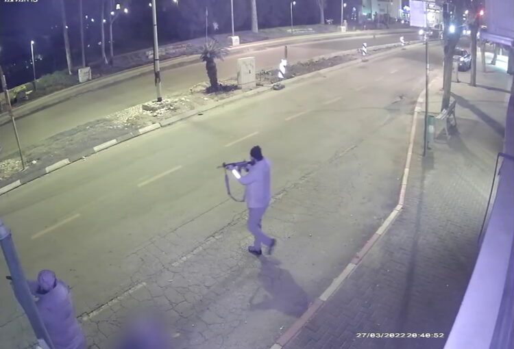 Capture vidéo des 2 terroristes armés de fusil automatique lors de l'attentat de Hadera du 27 mars 2022