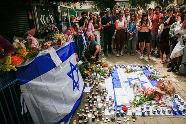 Recueillement devant le café Ilka où a été perpétré l'attentat de Tel-Aviv du 7 avril 2022