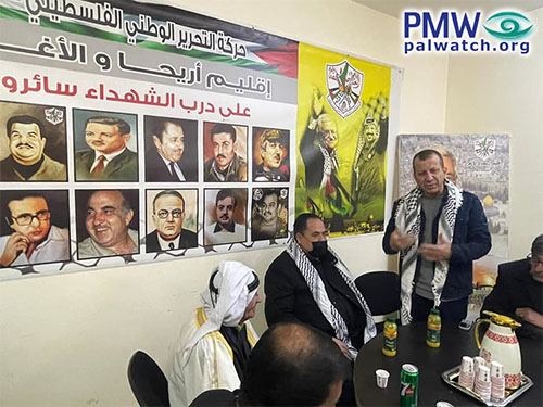 Visite de Sabri Saidam, secrétaire adjoint du Fatah, le 17 mars 2022 au comité de Jéricho. Sur le mur, la photo de terroristes, dont Khalil al-Wazir, responsable de la mort de 125 Israéliens dont 12 enfants, et Salah Khalaf, responsable des attentats des JO de Munich.