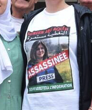 T-shirt portée par une palestinienne en visite en Bretagne avec le portrait de la journaliste d'al-Jazeera Shireen Abu Aqleh tuée le 11 mai 2022 à Jénine, barré du mot "Assassinée" en rouge