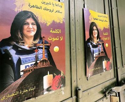 Affiche en arabe à Jerusalem sur la journaliste Shireen Abu Aqleh