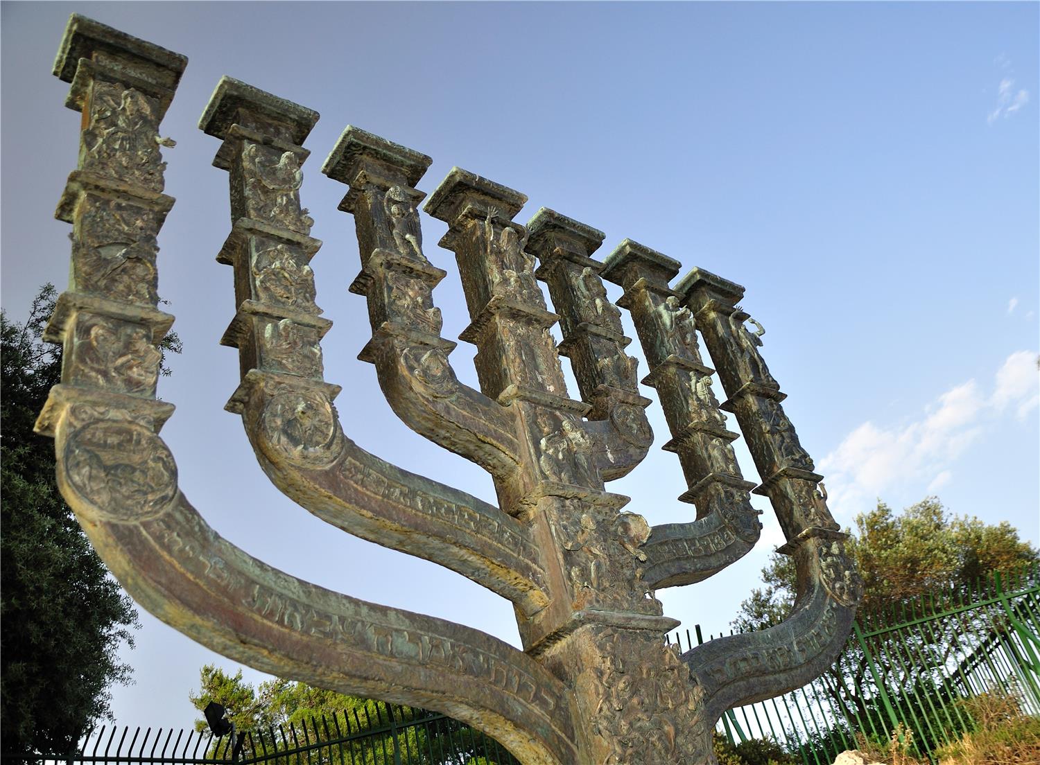 La grande Menorah devant la Knesset, réalisée par le sculpteur allemand Benno Elkan