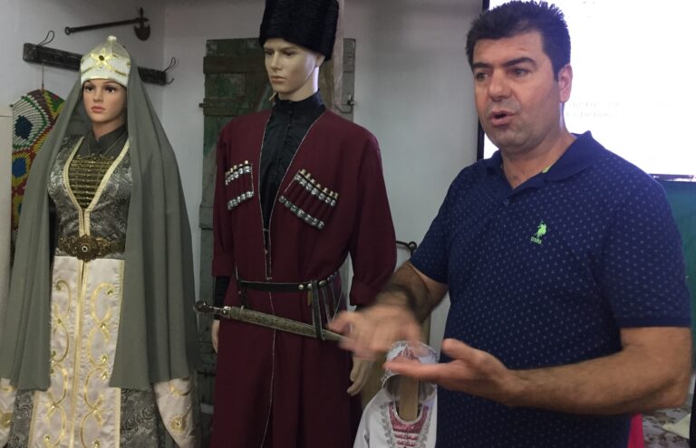 Hani Madaji, Circassien israélien au Musée du Patrimoine circassien en Galilée © Photo Diana Bletter pour Israel21C