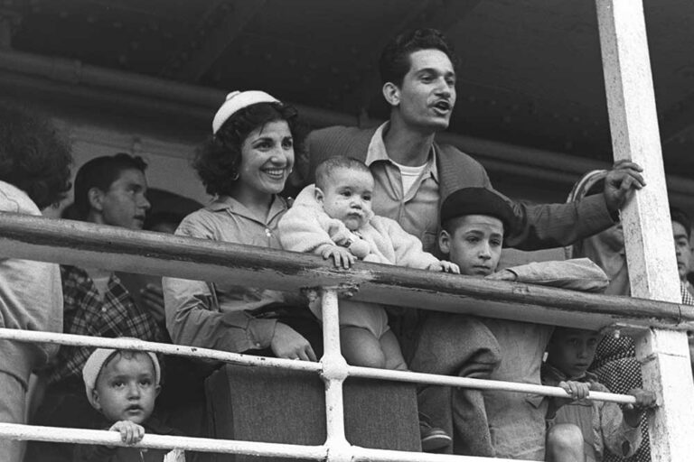 Immigrants juifs marocains arrivant au port de Haïfa (Israël), 24 sep. 1954 ©Fritz Cohen GPO