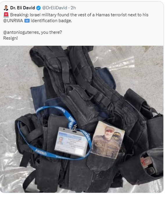 Gilet d'un terroriste trouvé par l'armée israélienne à Gaza, avec son badge d'identification à l'UNRWA, novembre 2023