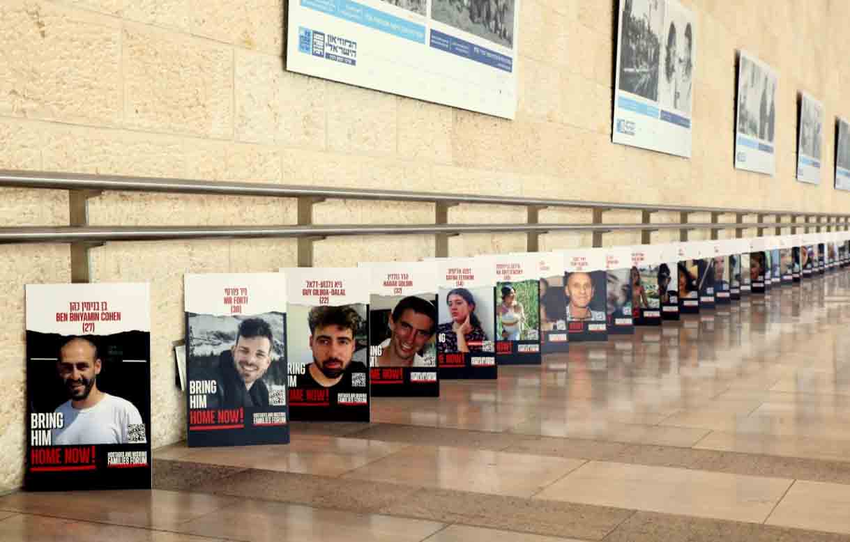 Portraits des otages israéliens à l'aéroport Ben Gourion de Tel Aviv (Israël), février 2024
